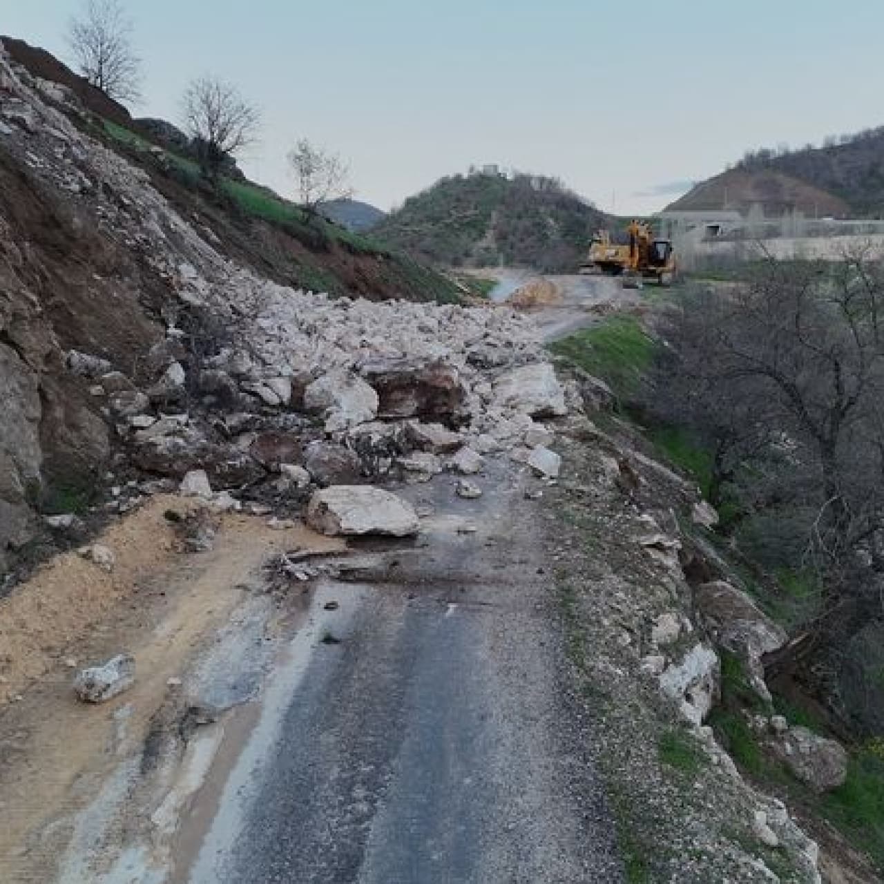 Bingöl'de heyelan yolu kapattı