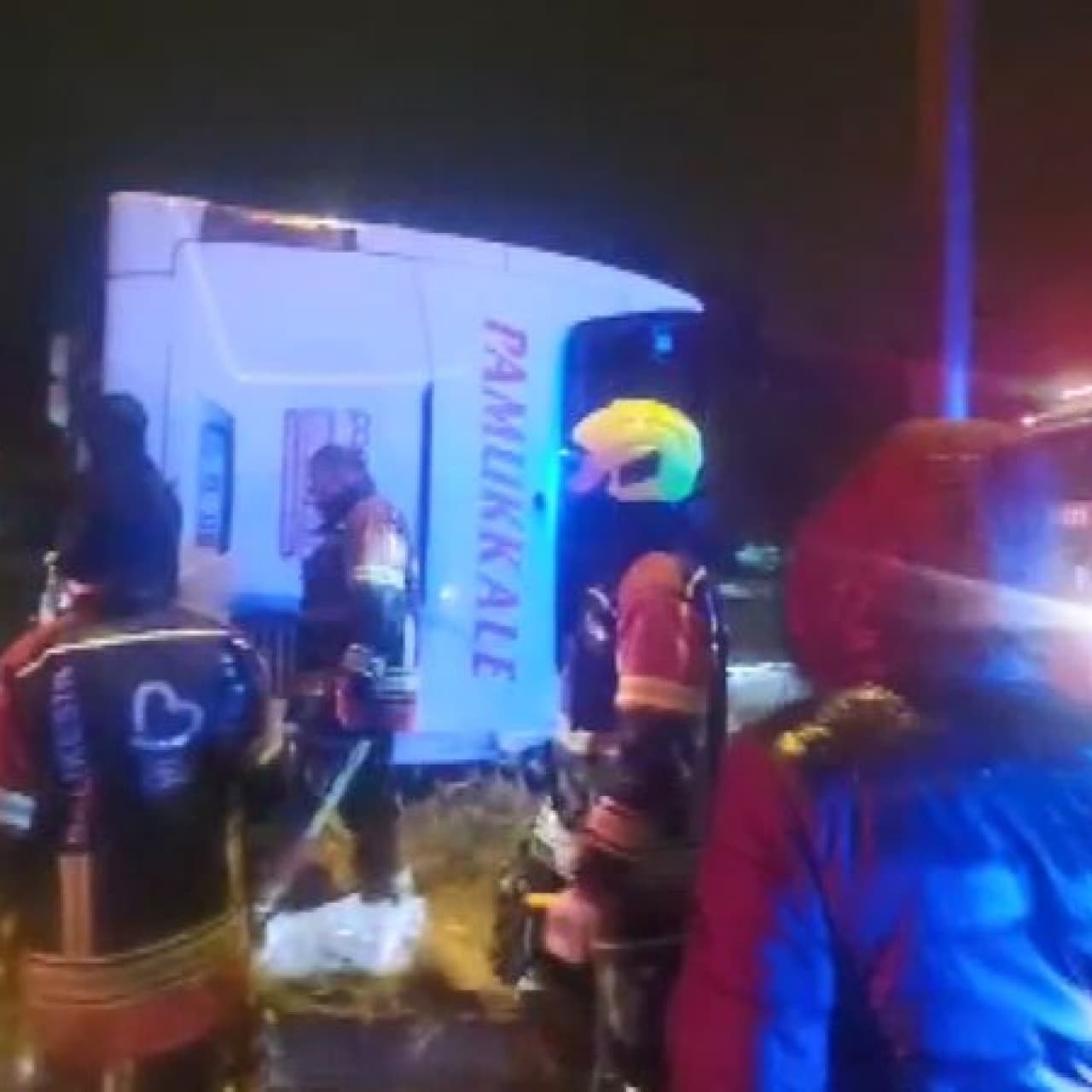 Bandırma'da yolcu otobüsü devrildi: Yaralılar var