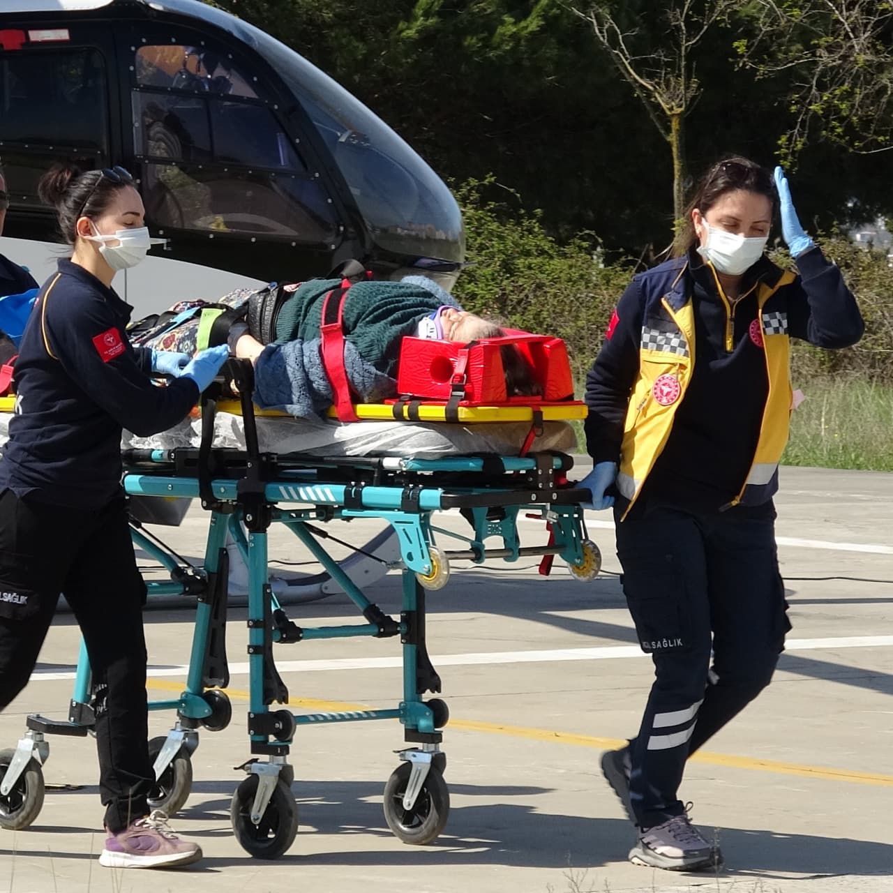 Tarlada bacağı kırıldı! İmdadına ambulans helikopter yetişti