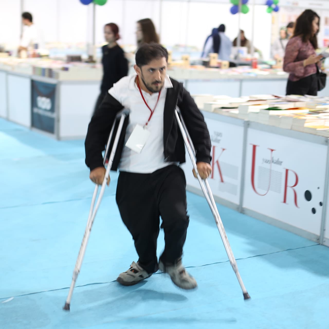Engelleri kalemiyle yıktı! Okula gitmeden 3 roman yazdı