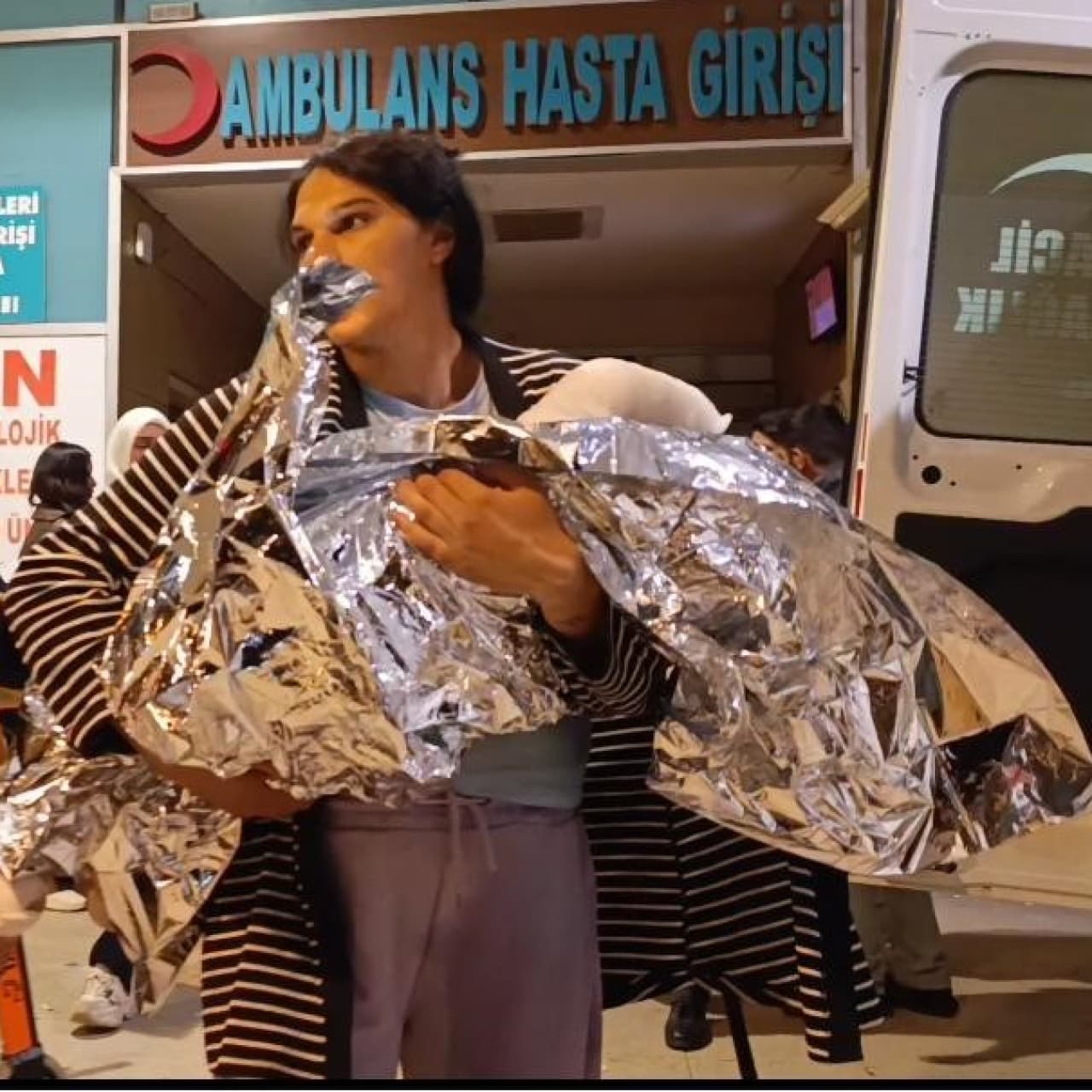 2 yaşında çocuk kaynar su dolu kovaya düştü
