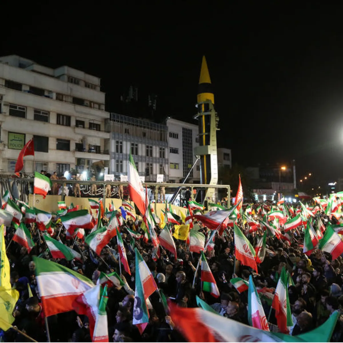 Tahran'da "füzeler eşliğinde" protesto