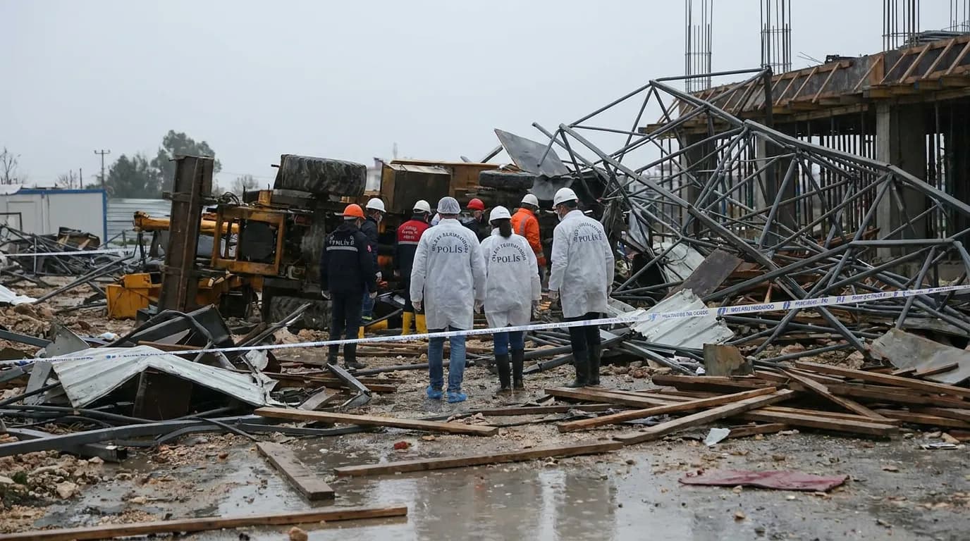 Antalya Kepez'de hortum: Şantiyede 4 işçi yaşamını yitirdi