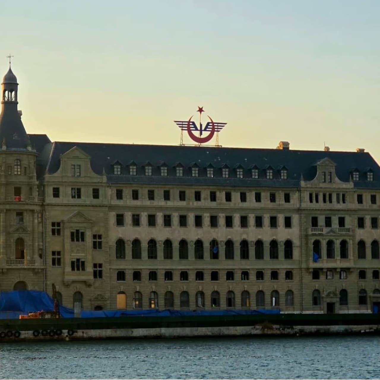 Haydarpaşa'da iskeleler kalktı, tarihi cephe gün yüzüne çıktı