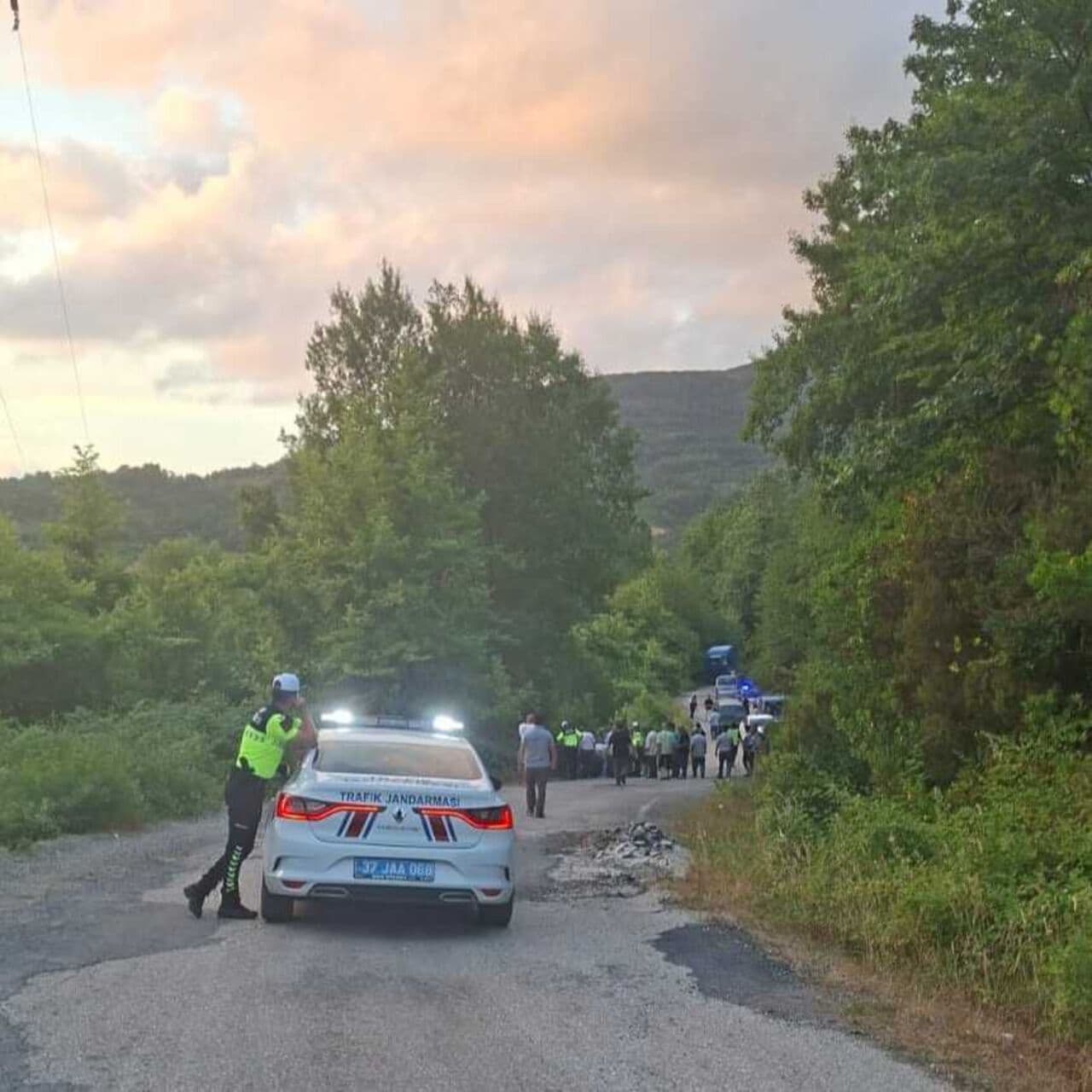 Devrilen iş makinesinin altında kaldı
