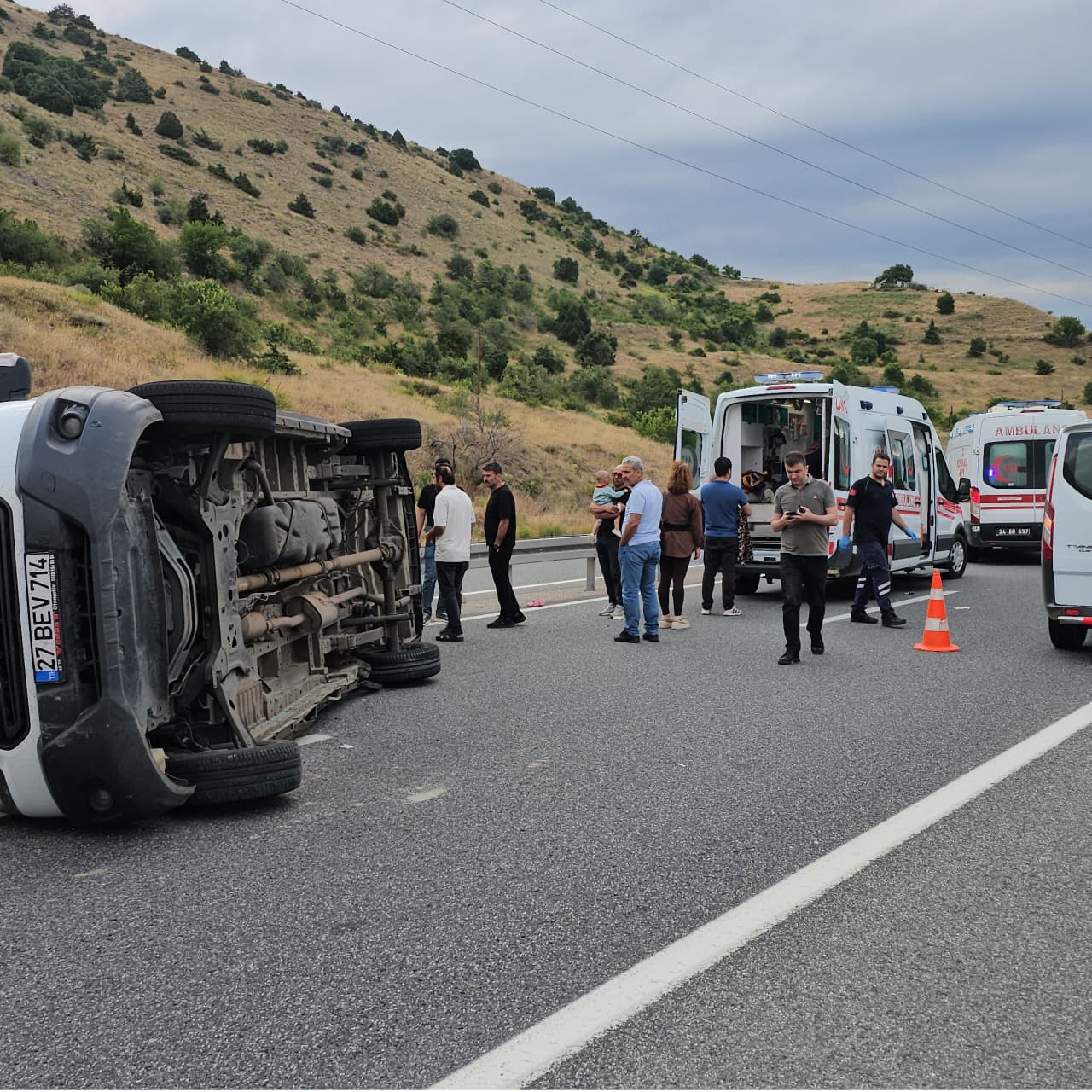 Minibüs devrildi: 16 yaralı